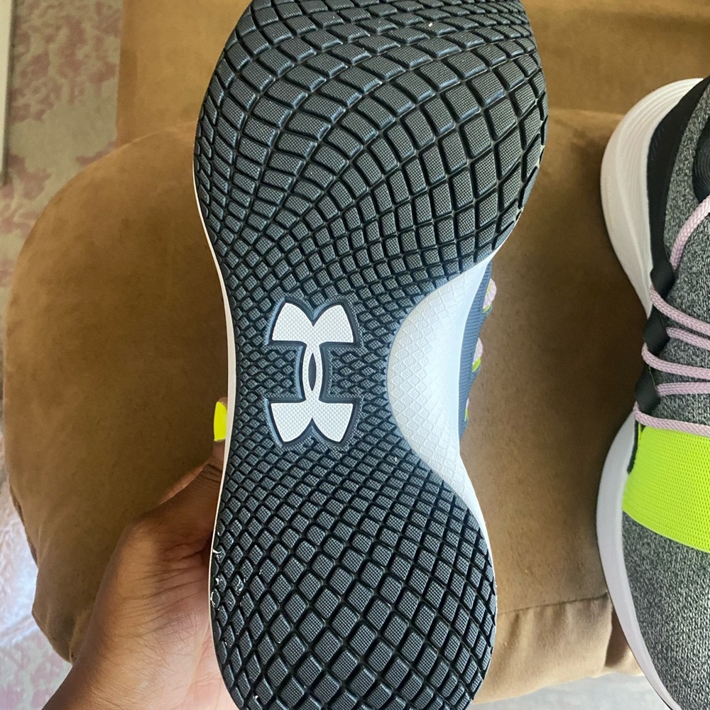 Womens size 10 Under Armour athletic shoe
